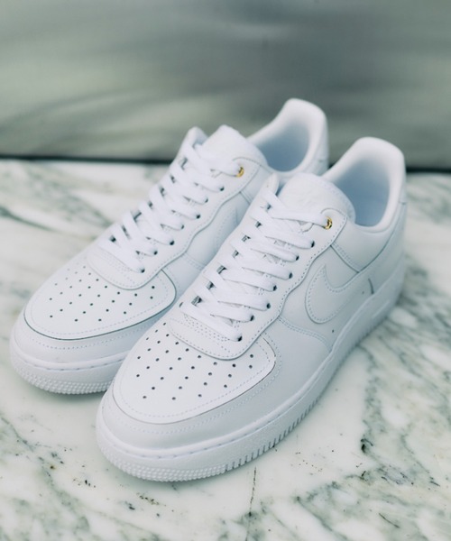 NIKE（ナイキ）の「W AIR FORCE 1 '07　IO3124-100（スニーカー・レディース・ホワイト・29.0cm/28.5cm/25.0cm/24.5cm/24.0cm/23.5cm/23.0cm/22.5cm/28.0cm/27.5cm/27.0cm/26.5cm/26.0cm/25.5cm）」の2枚目の写真