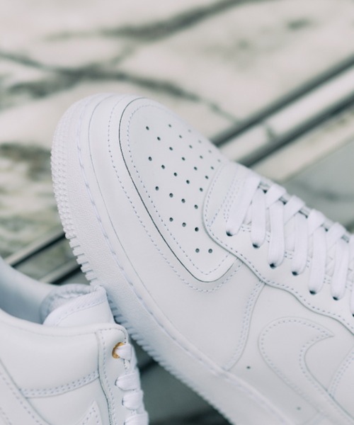 NIKE（ナイキ）の「W AIR FORCE 1 '07　IO3124-100（スニーカー・レディース・ホワイト・29.0cm/28.5cm/25.0cm/24.5cm/24.0cm/23.5cm/23.0cm/22.5cm/28.0cm/27.5cm/27.0cm/26.5cm/26.0cm/25.5cm）」の3枚目の写真