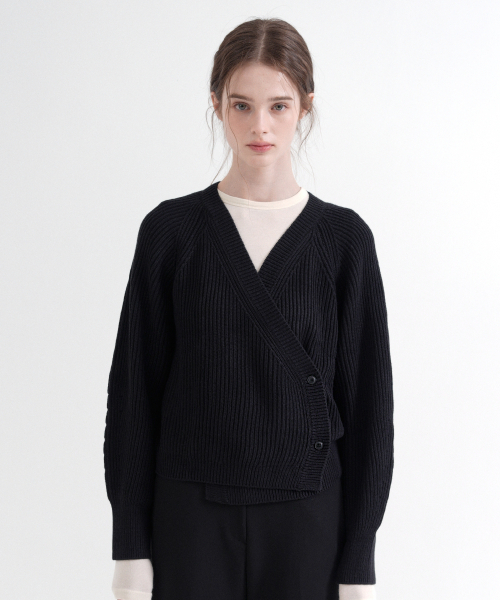 VLETI(ブレッティ)の「V-neck Ribbed Wrap Knit Cardigan (Black)(カーディガン/ボレロ・レディース・ブラック・FREE)」の2枚目の写真