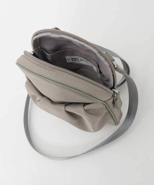 MK MICHEL KLEIN（エムケーミッシェルクラン）の「[撥水/超軽量]パイピングレザーデザインショルダーバッグ（ショルダーバッグ・レディース・キナリ/ボルドー・00）」の9枚目の写真