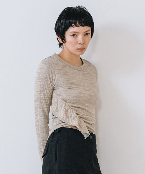 muller of yoshiokubo(ミュラーオブヨシオクボ)の「muller of yoshiokubo ミュラーオブヨシオクボ / CRINKLE JERSEY GATHER TOP クリンクルジャージーギャザートップス / MLF26105(Tシャツ/カットソー・レディース・ベージュ/ブラック/レッド・38/36)」の1枚目の写真