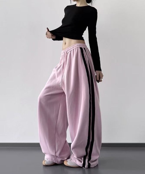 SHEPP（シープ）の「【26年秋冬新作】サイドライン ワイドトラックパンツ（スウェットパンツ・レディース・ピンク・L/M）」の2枚目の写真