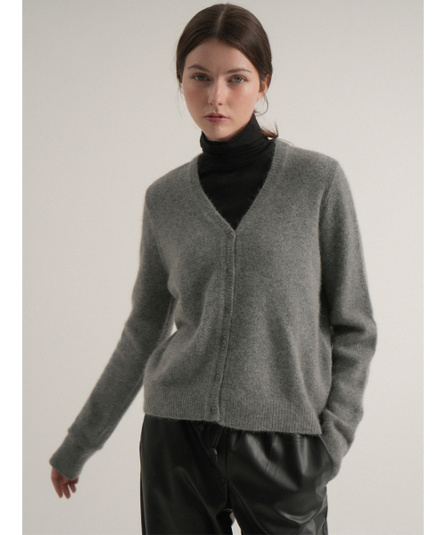VLETI(ブレッティ)の「Raccoon Basic V-neck Knit Cardigan (Gray)(カーディガン/ボレロ・レディース・チャコールグレー・FREE)」の2枚目の写真