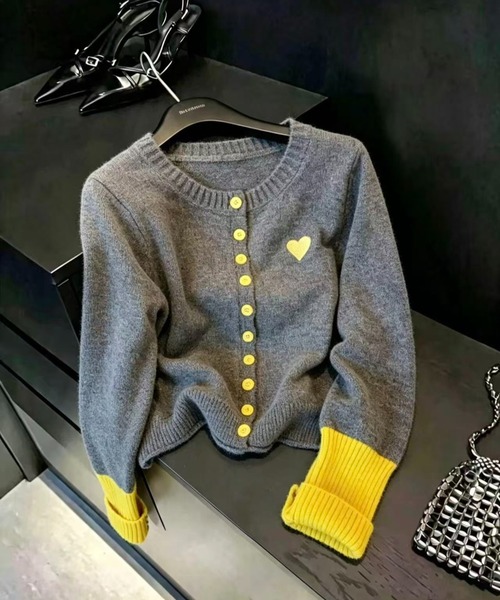 LUCPY(ラクピー)の「ハート刺繍 バイカラーニットカーディガン(カーディガン/ボレロ・レディース・イエロー/レッド/ブルー・SMALL/MEDIUM/LARGE)」の5枚目の写真