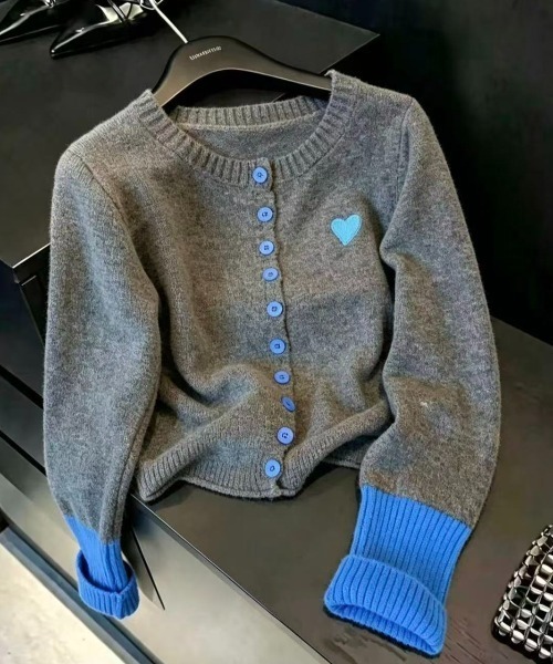 LUCPY(ラクピー)の「ハート刺繍 バイカラーニットカーディガン(カーディガン/ボレロ・レディース・イエロー/レッド/ブルー・SMALL/MEDIUM/LARGE)」の10枚目の写真