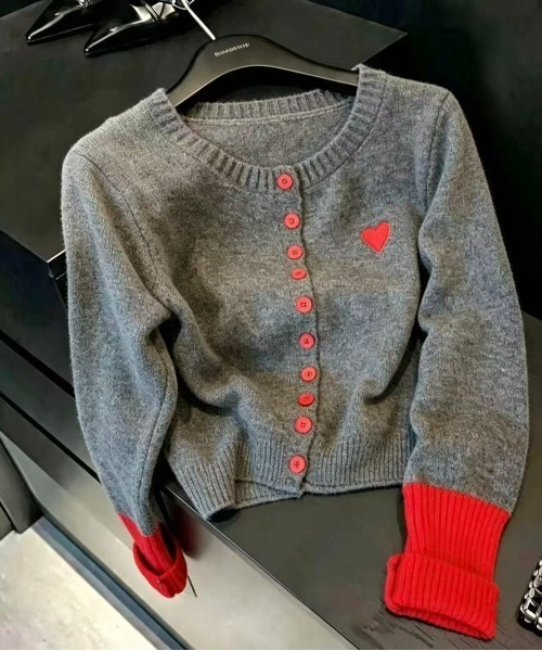 LUCPY(ラクピー)の「ハート刺繍 バイカラーニットカーディガン(カーディガン/ボレロ・レディース・イエロー/レッド/ブルー・SMALL/MEDIUM/LARGE)」の13枚目の写真
