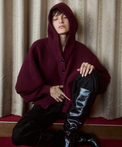 VION(ヴィオン)の「ボリュームスリーブフードニットカーディガン / Volume Sleeve Hooded Knit Cardigan(カーディガン/ボレロ・レディース・ブラック/ワイン・FREE)」の20枚目の写真