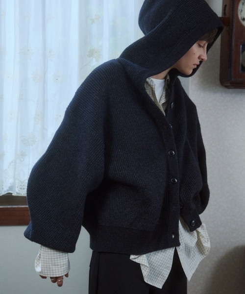 VION(ヴィオン)の「ボリュームスリーブフードニットカーディガン / Volume Sleeve Hooded Knit Cardigan(カーディガン/ボレロ・レディース・ブラック/ワイン・FREE)」の10枚目の写真