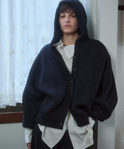 VION(ヴィオン)の「ボリュームスリーブフードニットカーディガン / Volume Sleeve Hooded Knit Cardigan(カーディガン/ボレロ・レディース・ブラック/ワイン・FREE)」の11枚目の写真