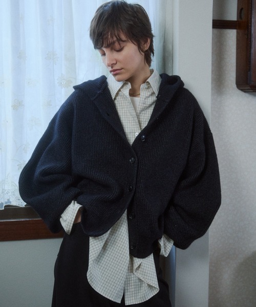 VION(ヴィオン)の「ボリュームスリーブフードニットカーディガン / Volume Sleeve Hooded Knit Cardigan(カーディガン/ボレロ・レディース・ブラック/ワイン・FREE)」の7枚目の写真