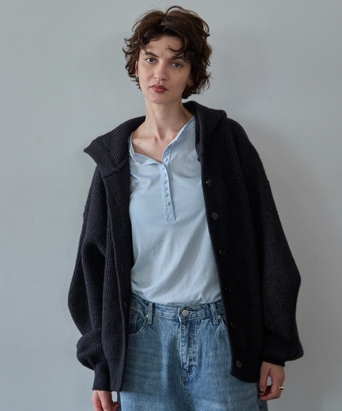 VION(ヴィオン)の「ボリュームスリーブフードニットカーディガン / Volume Sleeve Hooded Knit Cardigan(カーディガン/ボレロ・レディース・ブラック/ワイン・FREE)」の13枚目の写真