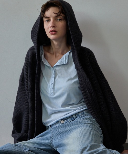 VION(ヴィオン)の「ボリュームスリーブフードニットカーディガン / Volume Sleeve Hooded Knit Cardigan(カーディガン/ボレロ・レディース・ブラック/ワイン・FREE)」の14枚目の写真