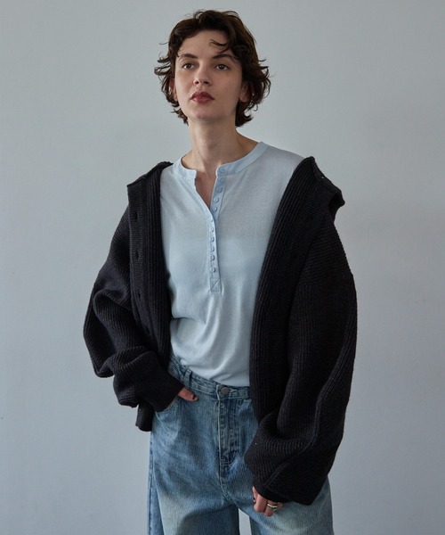 VION(ヴィオン)の「ボリュームスリーブフードニットカーディガン / Volume Sleeve Hooded Knit Cardigan(カーディガン/ボレロ・レディース・ブラック/ワイン・FREE)」の15枚目の写真