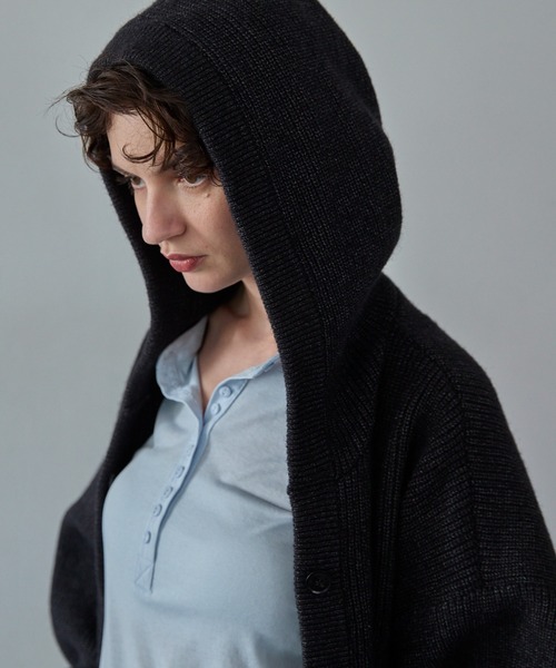 VION(ヴィオン)の「ボリュームスリーブフードニットカーディガン / Volume Sleeve Hooded Knit Cardigan(カーディガン/ボレロ・レディース・ブラック/ワイン・FREE)」の16枚目の写真
