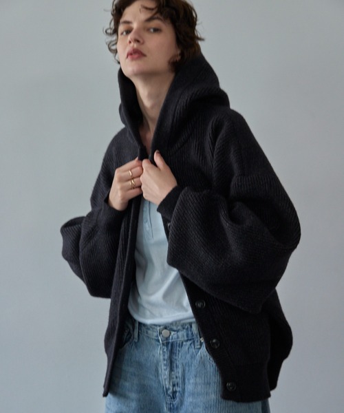VION(ヴィオン)の「ボリュームスリーブフードニットカーディガン / Volume Sleeve Hooded Knit Cardigan(カーディガン/ボレロ・レディース・ブラック/ワイン・FREE)」の17枚目の写真
