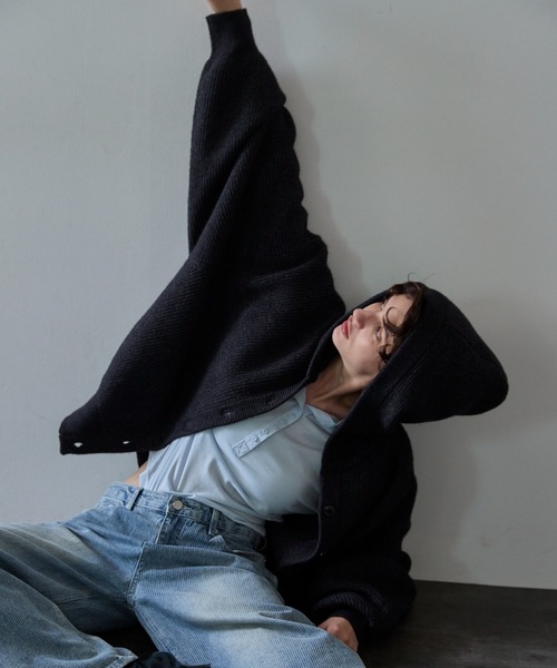VION(ヴィオン)の「ボリュームスリーブフードニットカーディガン / Volume Sleeve Hooded Knit Cardigan(カーディガン/ボレロ・レディース・ブラック/ワイン・FREE)」の18枚目の写真
