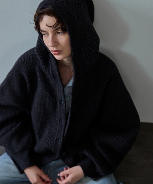 VION(ヴィオン)の「ボリュームスリーブフードニットカーディガン / Volume Sleeve Hooded Knit Cardigan(カーディガン/ボレロ・レディース・ブラック/ワイン・FREE)」の19枚目の写真