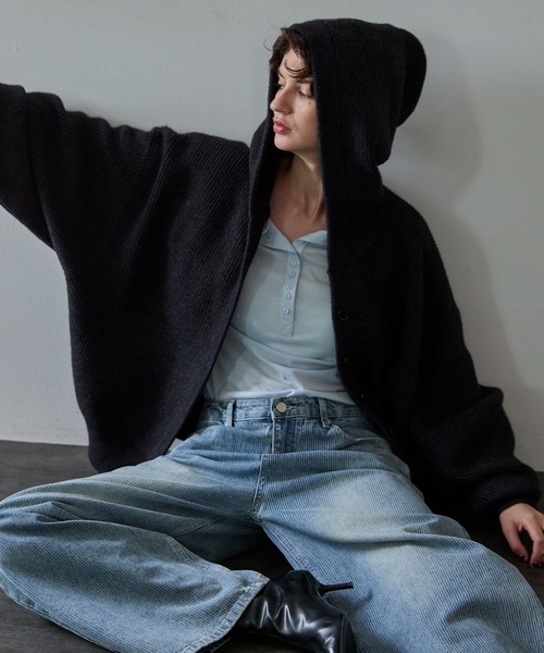VION(ヴィオン)の「ボリュームスリーブフードニットカーディガン / Volume Sleeve Hooded Knit Cardigan(カーディガン/ボレロ・レディース・ブラック/ワイン・FREE)」の3枚目の写真