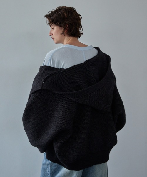 VION(ヴィオン)の「ボリュームスリーブフードニットカーディガン / Volume Sleeve Hooded Knit Cardigan(カーディガン/ボレロ・レディース・ブラック/ワイン・FREE)」の4枚目の写真