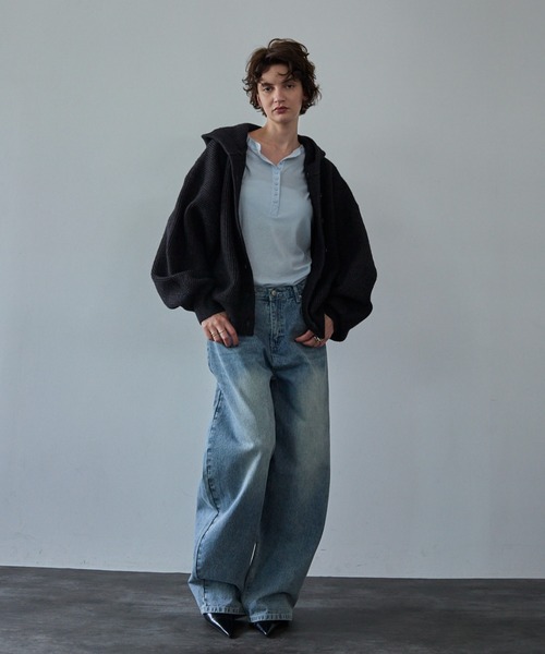 VION(ヴィオン)の「ボリュームスリーブフードニットカーディガン / Volume Sleeve Hooded Knit Cardigan(カーディガン/ボレロ・レディース・ブラック/ワイン・FREE)」の5枚目の写真