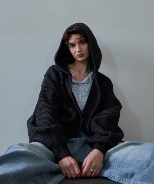 VION(ヴィオン)の「ボリュームスリーブフードニットカーディガン / Volume Sleeve Hooded Knit Cardigan(カーディガン/ボレロ・レディース・ブラック/ワイン・FREE)」の6枚目の写真