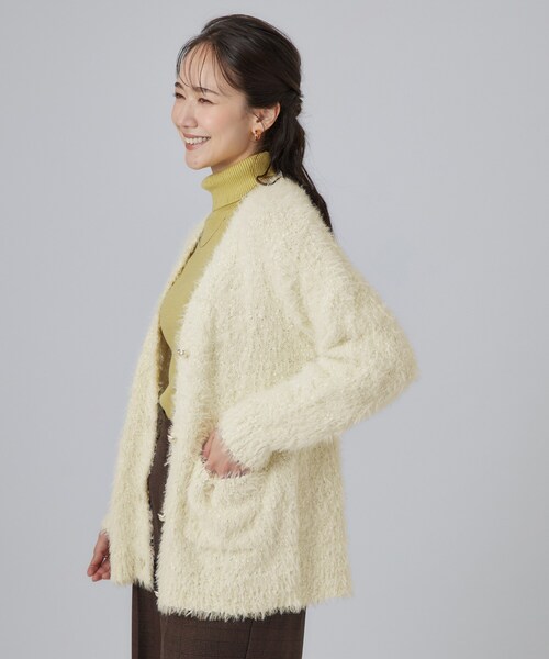 SHOO・LA・RUE(シューラルー)の「【洗濯機可】ふわふわフェザーⅤネックカーディガン(ニット/セーター・レディース・ライトグレー/オフホワイト/グリーン系・00)」の21枚目の写真