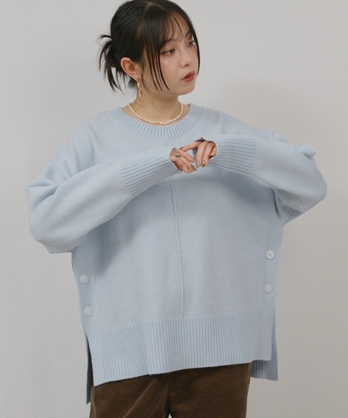 palm RICHE(ポームリシュ)の「サイドスリットボタンデザインもっちりニット(ニット/セーター・レディース・オフホワイト/サックスブルー/ライトイエロー/チャコールグレー・M)」の3枚目の写真