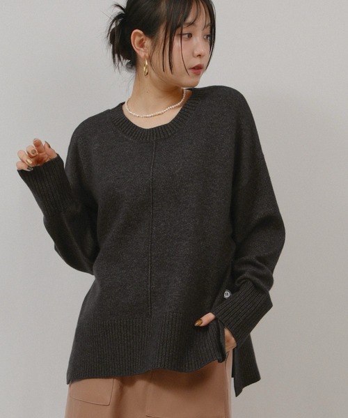 palm RICHE(ポームリシュ)の「サイドスリットボタンデザインもっちりニット(ニット/セーター・レディース・オフホワイト/サックスブルー/ライトイエロー/チャコールグレー・M)」の2枚目の写真