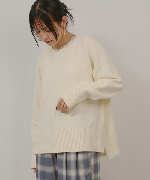 palm RICHE(ポームリシュ)の「サイドスリットボタンデザインもっちりニット(ニット/セーター・レディース・オフホワイト/サックスブルー/ライトイエロー/チャコールグレー・M)」の6枚目の写真