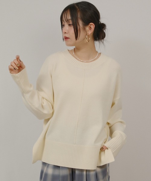 palm RICHE(ポームリシュ)の「サイドスリットボタンデザインもっちりニット(ニット/セーター・レディース・オフホワイト/サックスブルー/ライトイエロー/チャコールグレー・M)」の5枚目の写真