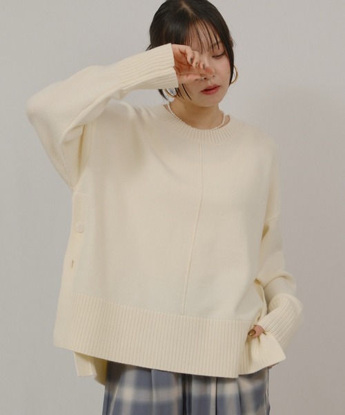 palm RICHE(ポームリシュ)の「サイドスリットボタンデザインもっちりニット(ニット/セーター・レディース・オフホワイト/サックスブルー/ライトイエロー/チャコールグレー・M)」の7枚目の写真