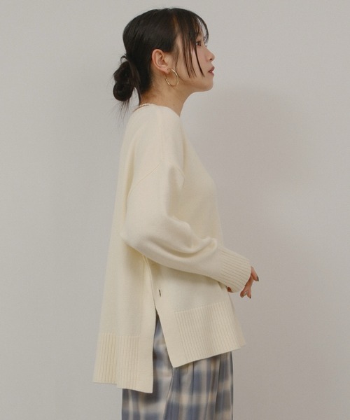 palm RICHE(ポームリシュ)の「サイドスリットボタンデザインもっちりニット(ニット/セーター・レディース・オフホワイト/サックスブルー/ライトイエロー/チャコールグレー・M)」の8枚目の写真
