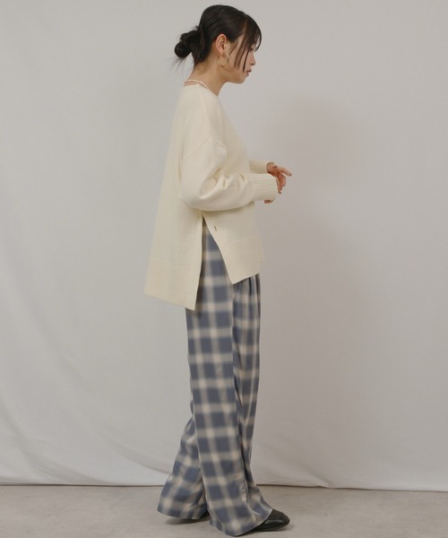 palm RICHE(ポームリシュ)の「サイドスリットボタンデザインもっちりニット(ニット/セーター・レディース・オフホワイト/サックスブルー/ライトイエロー/チャコールグレー・M)」の15枚目の写真