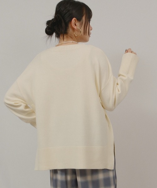 palm RICHE(ポームリシュ)の「サイドスリットボタンデザインもっちりニット(ニット/セーター・レディース・オフホワイト/サックスブルー/ライトイエロー/チャコールグレー・M)」の9枚目の写真