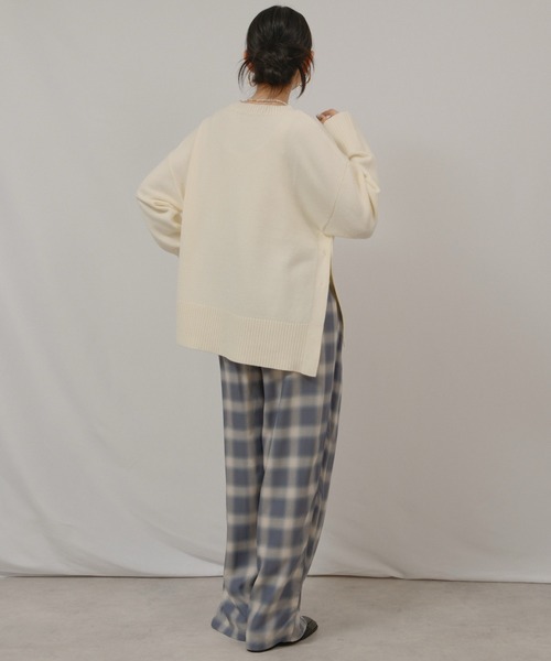 palm RICHE(ポームリシュ)の「サイドスリットボタンデザインもっちりニット(ニット/セーター・レディース・オフホワイト/サックスブルー/ライトイエロー/チャコールグレー・M)」の14枚目の写真