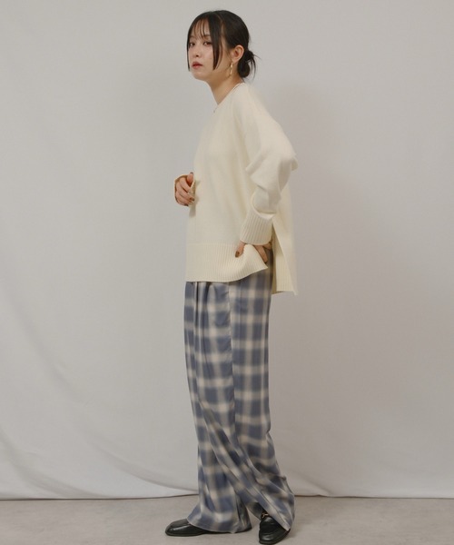 palm RICHE(ポームリシュ)の「サイドスリットボタンデザインもっちりニット(ニット/セーター・レディース・オフホワイト/サックスブルー/ライトイエロー/チャコールグレー・M)」の13枚目の写真