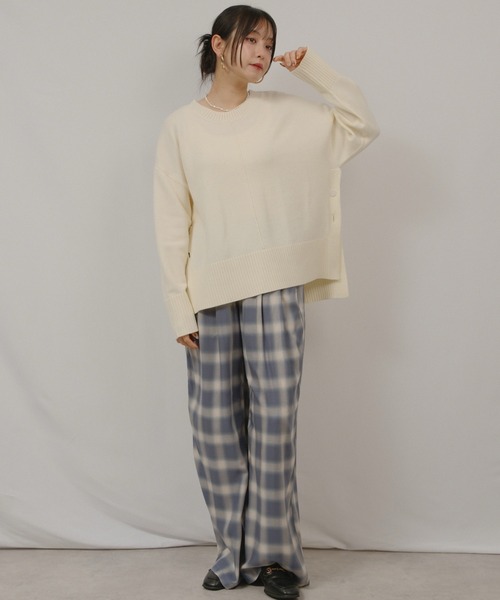 palm RICHE(ポームリシュ)の「サイドスリットボタンデザインもっちりニット(ニット/セーター・レディース・オフホワイト/サックスブルー/ライトイエロー/チャコールグレー・M)」の11枚目の写真