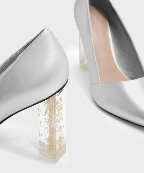 CHARLES & KEITH(チャールズ & キース)の「フローラルルーサイトヒールパンプス / FLORAL LUCITE HEEL PUMPS(パンプス・レディース・ブラック/シルバー・22.5cm/23cm/23.5cm/24.5cm/25cm)」の12枚目の写真
