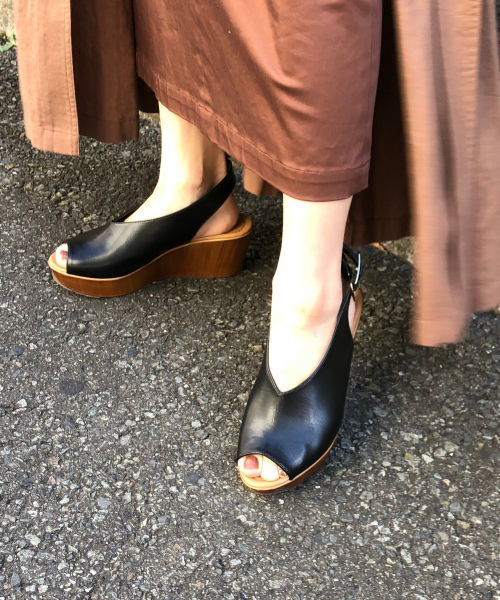 LOWRYS FARM(ローリーズファーム)の「バックストラップサンダル 826742(サンダル・レディース・ブラック/ブラウン/オフホワイト/パイソン・MEDIUM/LARGE)」の3枚目の写真