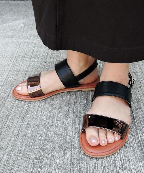 Una gardenia（ウナガルデニア）の「バックストラップメタリックフラットササンダル □（サンダル・レディース・ブラック/ベージュ・LL/S/M/L）」の2枚目の写真