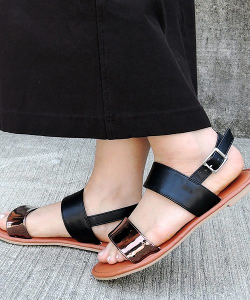 Una gardenia（ウナガルデニア）の「バックストラップメタリックフラットササンダル □（サンダル・レディース・ブラック/ベージュ・LL/S/M/L）」の6枚目の写真