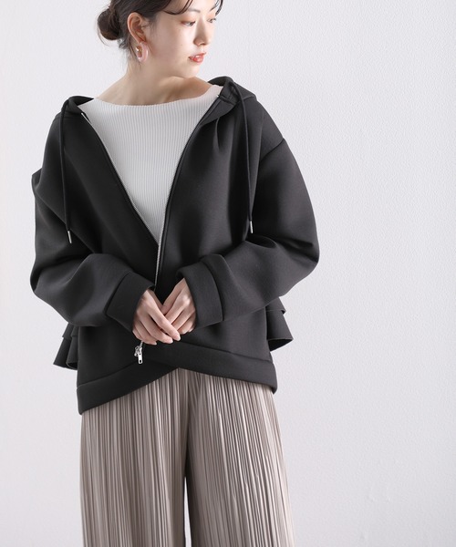 classicalelf（クラシカルエルフ）の「バックフリルミドル丈スウェットボンディング無地ジップアップパーカー（パーカー・レディース・ブラック/ベージュ/グレー/アイボリー・MEDIUM/LARGE/X-LARGE）」の12枚目の写真