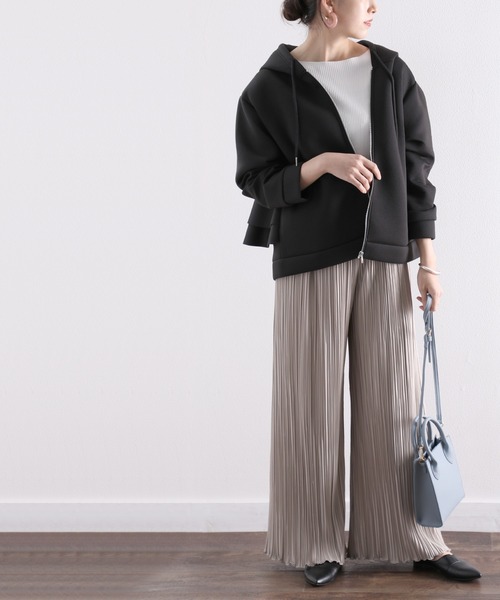 classicalelf（クラシカルエルフ）の「バックフリルミドル丈スウェットボンディング無地ジップアップパーカー（パーカー・レディース・ブラック/ベージュ/グレー/アイボリー・MEDIUM/LARGE/X-LARGE）」の14枚目の写真