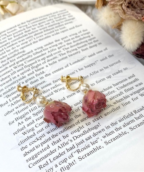 apres jour（アプレジュール）の「【apres jour×ARIAZ】ローズパールイヤリング（イヤリング・レディース・パープル/レッド/ピンク/ボルドー/ラベンダー/スモークピンク・FREE）」の4枚目の写真