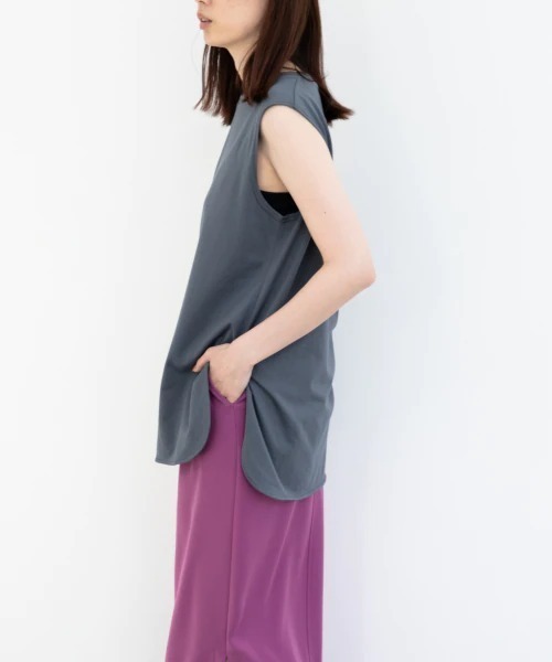 yuw（ユウ）の「２１ヘムノースリーブ　940535（Tシャツ/カットソー・レディース・チャコールグレー/ブラック/オフホワイト/ブルー・FREE）」の3枚目の写真