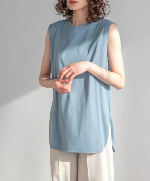 yuw（ユウ）の「２１ヘムノースリーブ　940535（Tシャツ/カットソー・レディース・チャコールグレー/ブラック/オフホワイト/ブルー・FREE）」の4枚目の写真