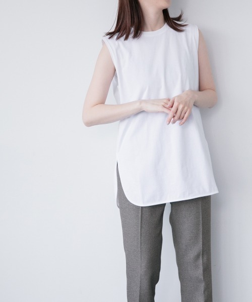 yuw（ユウ）の「２１ヘムノースリーブ　940535（Tシャツ/カットソー・レディース・チャコールグレー/ブラック/オフホワイト/ブルー・FREE）」の8枚目の写真