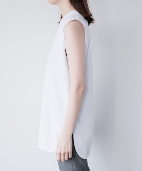 yuw（ユウ）の「２１ヘムノースリーブ　940535（Tシャツ/カットソー・レディース・チャコールグレー/ブラック/オフホワイト/ブルー・FREE）」の10枚目の写真