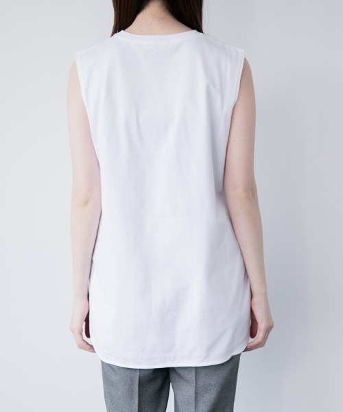 yuw（ユウ）の「２１ヘムノースリーブ　940535（Tシャツ/カットソー・レディース・チャコールグレー/ブラック/オフホワイト/ブルー・FREE）」の5枚目の写真