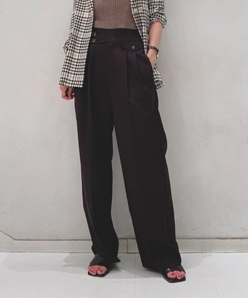 LILY BROWN（リリーブラウン）の「アシンメトリーベルトタックパンツ（その他パンツ・レディース・ブラック/ベージュ・1/0）」の2枚目の写真